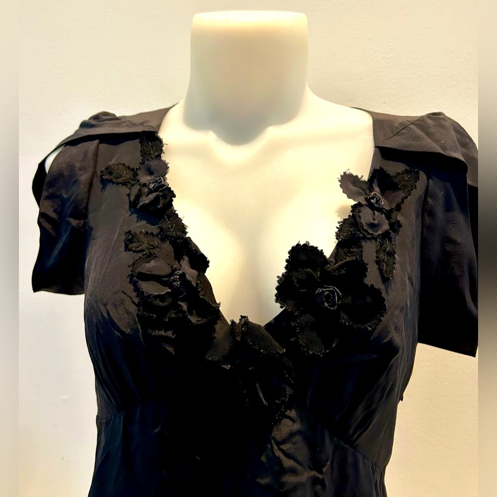 Beautiful excellent condition Rebecca Taylor black silk flower appliqué top.